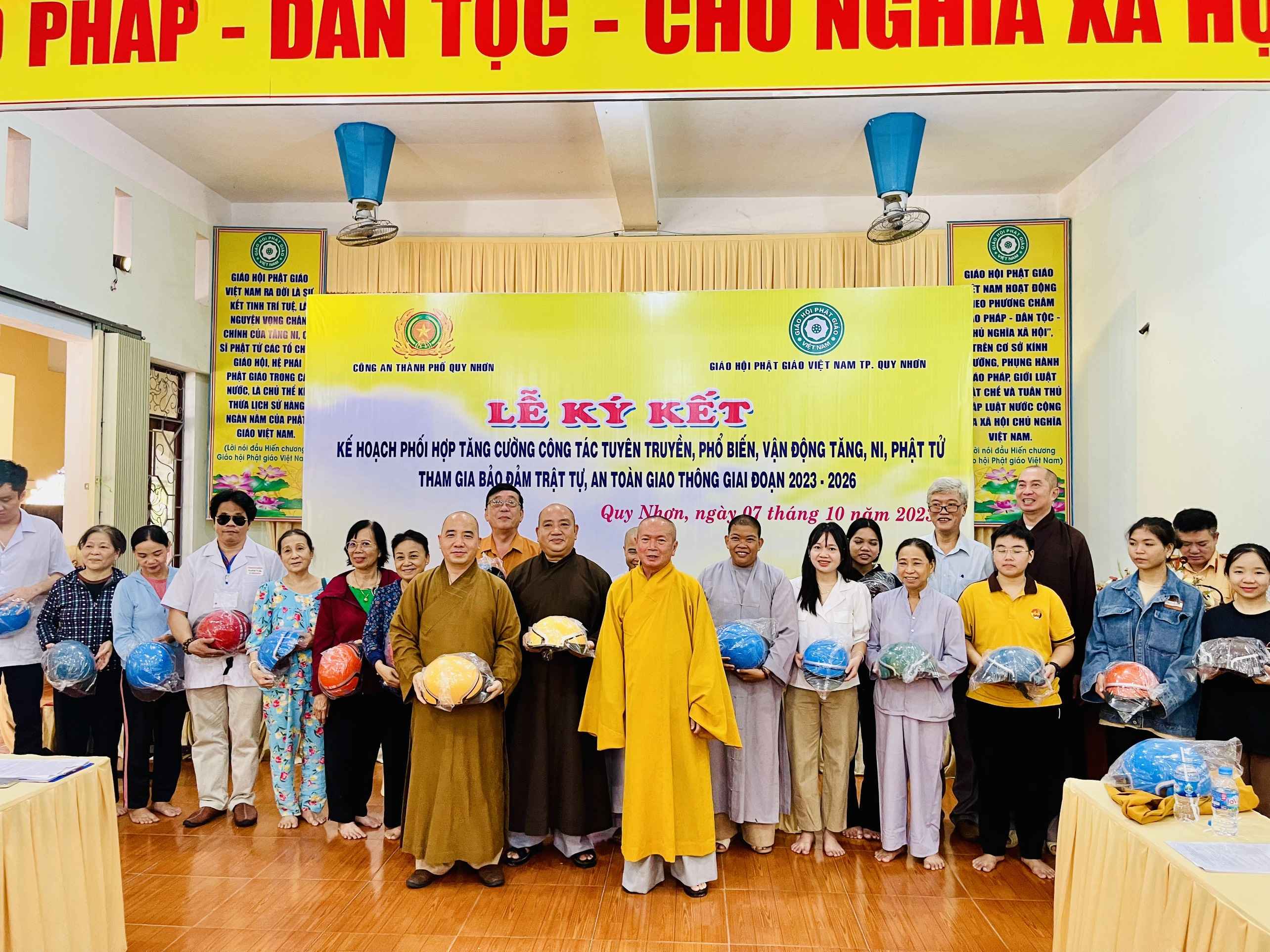 Ban Trị sự Phật giáo và Công An thành phố Quy Nhơn ký kết chương trình An toàn giao thông